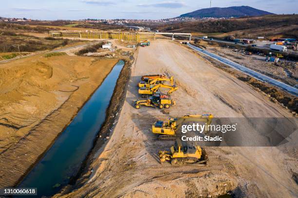 costruzione di autostrade - mining equipment foto e immagini stock