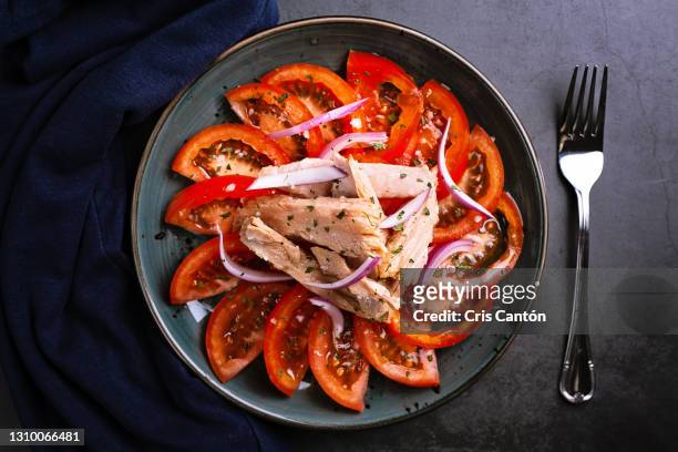 tomato and tuna belly salad - effortless imagens e fotografias de stock