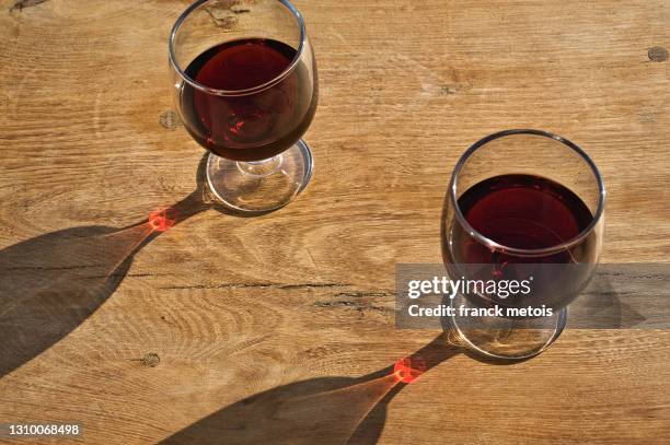 glasses of port wine - activity at port of tanjung priok in jakarta stockfoto's en -beelden