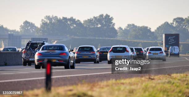 ochtendspits op a35 bij wierden - interstate stockfoto's en -beelden