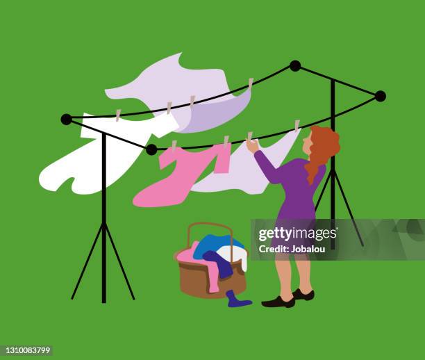 illustrazioni stock, clip art, cartoni animati e icone di tendenza di donna che appende il bucato al vento - madre casalinga