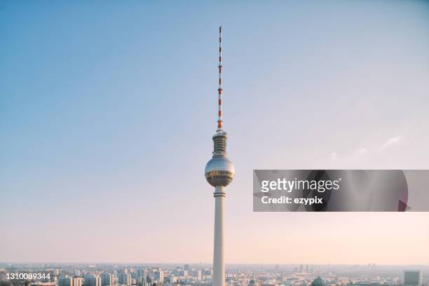 berlijn / tv toren /alexanderplatz - fernsehturm berlin stockfoto's en -beelden