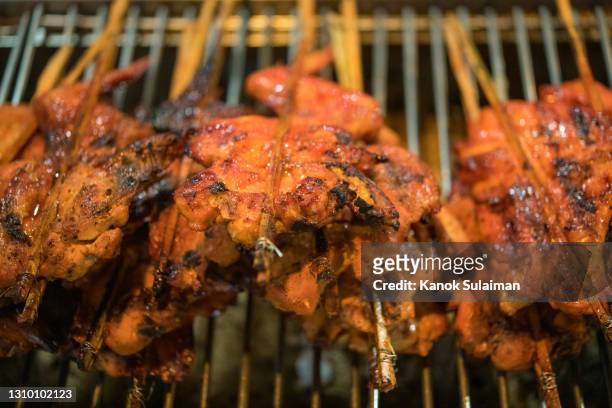 thailand street food,grill chicken on stove - frango satay - fotografias e filmes do acervo