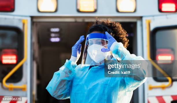 Emt Mascal Paramedic Mask Ambulance Photos and Premium High Res Pictures - Getty ...