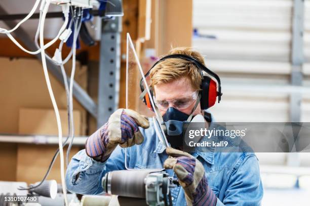 arbeiter in kunststofffabrik mit schleifer - atemschutzmasken stock-fotos und bilder