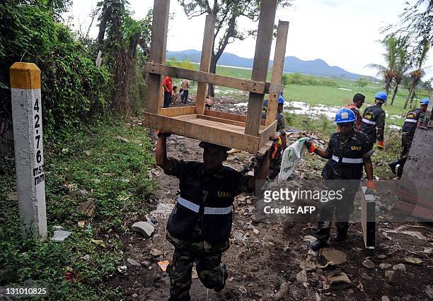 Nicaraguan soldiers carry furniture during evacuation operations in Acahualinca neighborhood, in the banks of Xolotlan lake in Managua on October 31,...