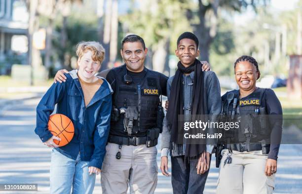 policías y dos jóvenes con baloncesto - officer fotografías e imágenes de stock