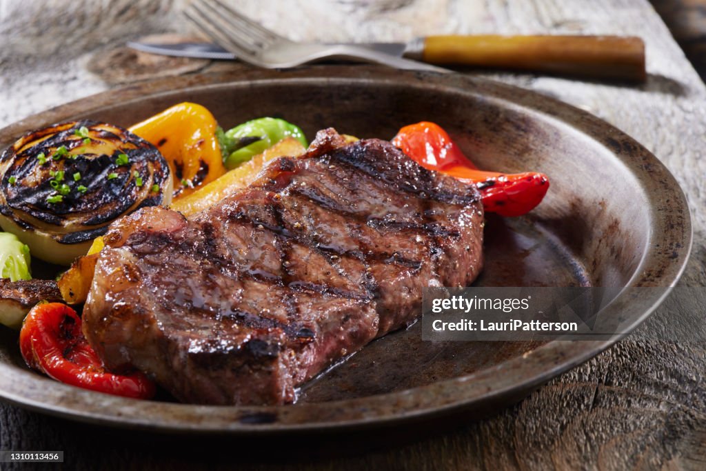 BBQ Hertenvlees (Elk) New York Strip Steak met Geroosterde Groenten