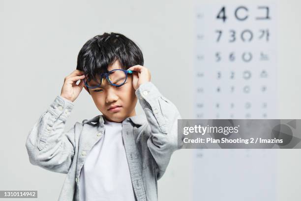 kid having trouble with eyesight - myopia 個照片及圖片檔