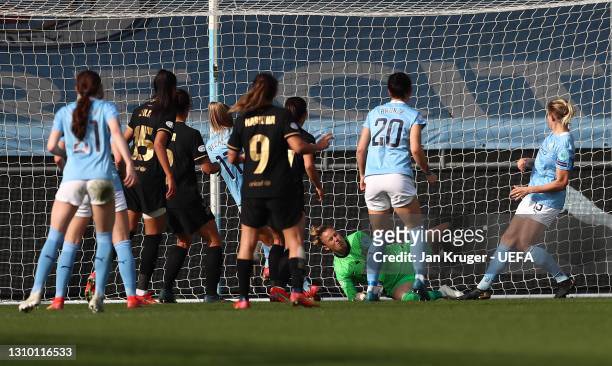 Karen Bardsley of Manchester City scores their side's first goal past Sandra Panos of FC Barcelona during the Second Leg of the UEFA Women's...