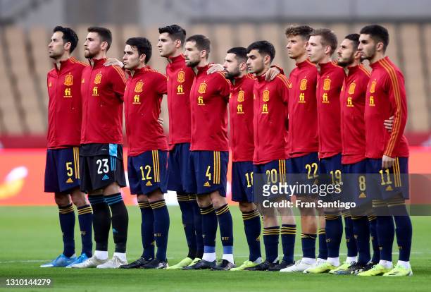 Players of Spain line up prior to the FIFA World Cup 2022 Qatar qualifying match between Spain and Kosovo at Estadio Olimpico on March 31, 2021 in...