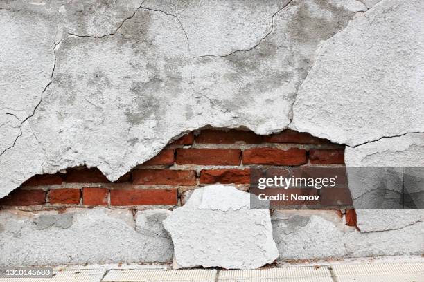 texture of broken brick wall - decadente foto e immagini stock