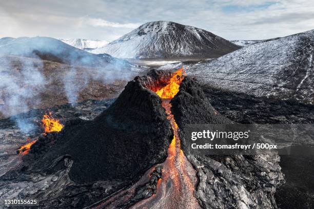 aerial view of volcanic crater lava with steam,reykjanes peninsula,iceland - vulkan stock-fotos und bilder