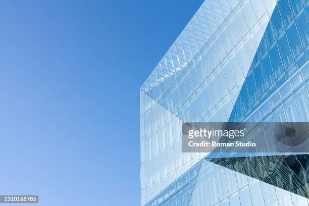 up view, low angle view of modern business skyscraper glass and sky - wolkenkratzer stock-fotos und bilder