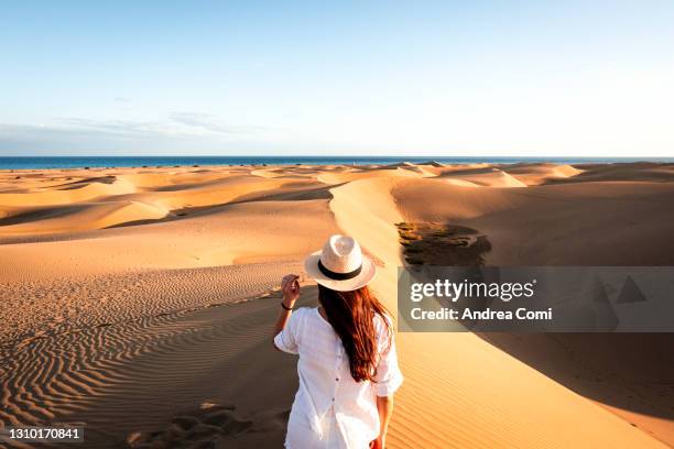 tourist exploring maspalomas dunes, grand canary, canary islands - maspalomas imagens e fotografias de stock
