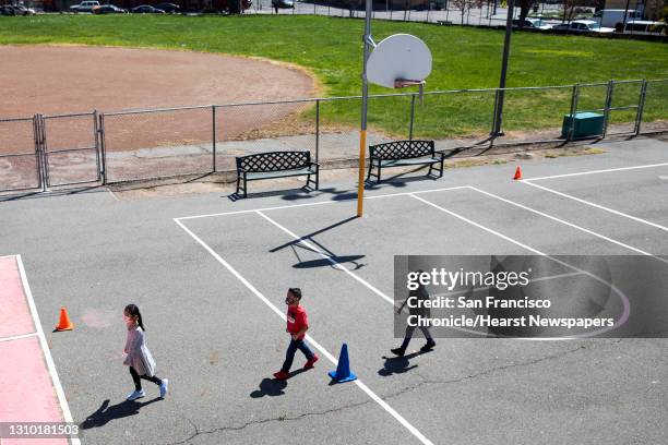 First Grade Classroom Students Photos and Premium High Res Pictures ...