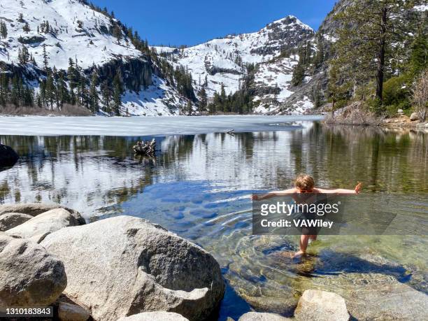 schwimmen und wandern im verschneiten alpensee im frühling - see lake tahoe stock-fotos und bilder