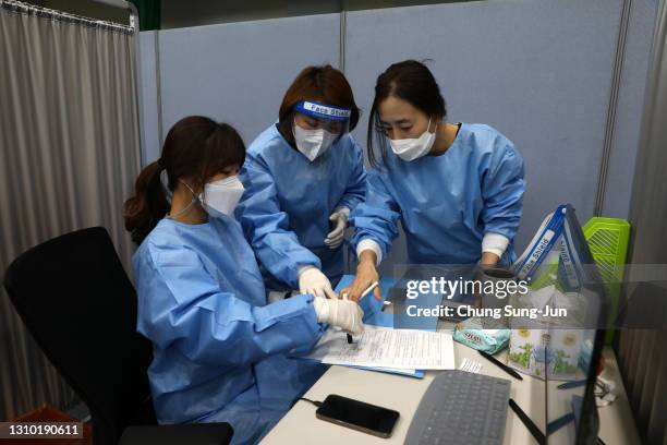 Nurses prepare the first dose of the Pfizer BioNTech vaccine Covid-19 at at a vaccination centre on April 01, 2021 in Seoul, South Korea. South Korea...