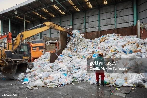 worker at a recycling processing facility - plastic waste stock-fotos und bilder