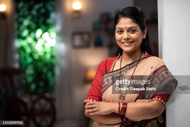 photo d’une femme adulte moyenne restant près de la fenêtre et du balcon:- photo stock - indian photos et images de collection