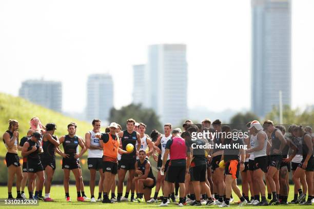 Giants head coach Leon Cameron speaks to players during a GWS Giants AFL training session at Tom Wills Oval on April 01, 2021 in Sydney, Australia.