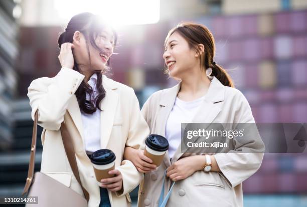 ontmoeting met vriend in de stad - asian twins stockfoto's en -beelden