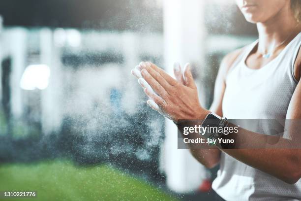 kom op met de uitdaging - hard talk stockfoto's en -beelden