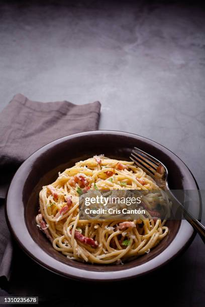 spaghetti carbonara - salsa carbonara fotografías e imágenes de stock