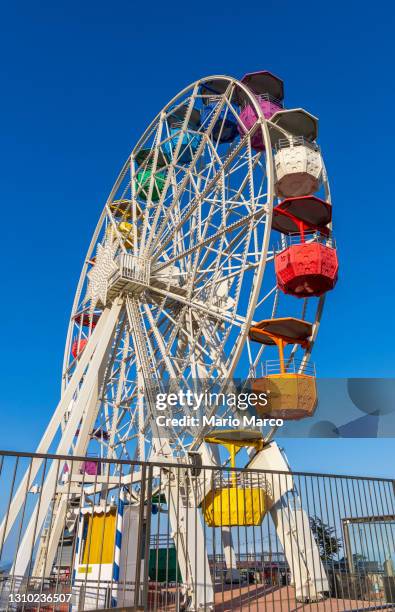 colored ferris wheel - tibidabo stockfoto's en -beelden