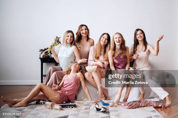women's pajama party at home. girls have fun, watch movies, eat popcorn - familys revenge of the bridesmaids stockfoto's en -beelden