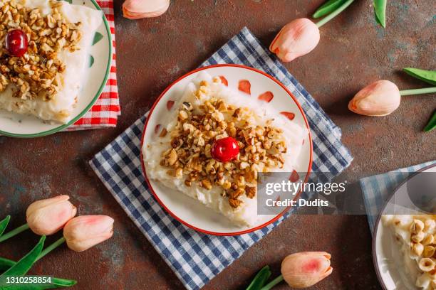 flat lay traditioneel ramadan dessert "güllaç" - fruits table top stockfoto's en -beelden