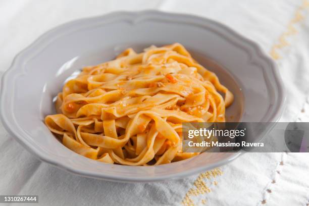 home made tagliatelle - フェットチーネ ストックフォトと画像