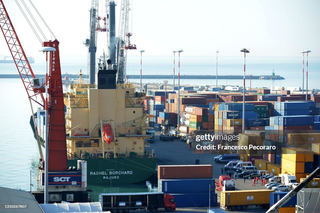 Cargo Ship Rachel Borchard Lands Carrying 32 Migrants In Salerno