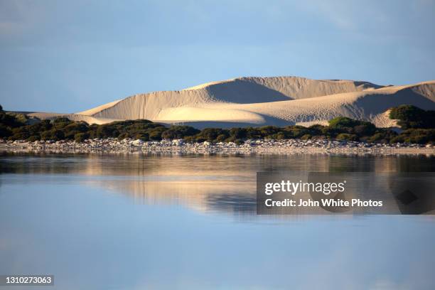 sand dunes at sleaford mere. eyre peninsula south australia - porto lincoln - fotografias e filmes do acervo