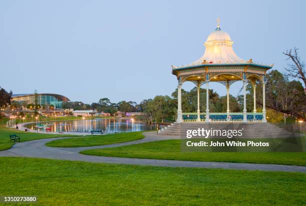 rotunda on the banks of the river torrens. adelaide. south australia. - cenador fotografías e imágenes de stock