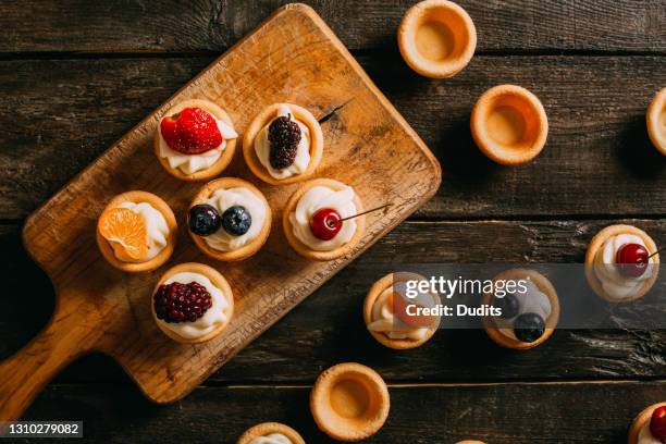 top view mini tartlet's - chocolate top view stockfoto's en -beelden