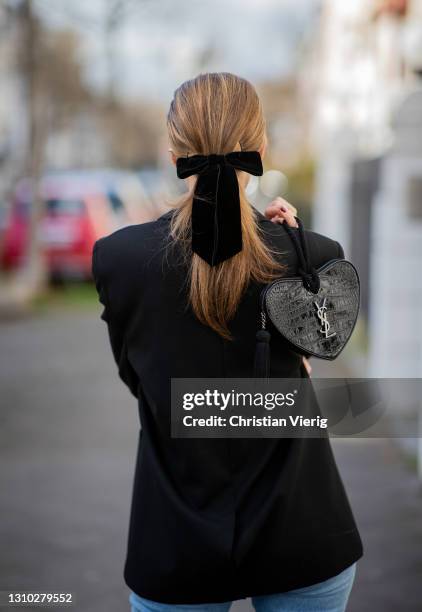 Alexandra Lapp is seen wearing ZARA blazer in black, SAINT LAURENT brooch set, CITIZEN OF HUMANITY denim in light blue, SAINT LAURENT long Opyum ear...