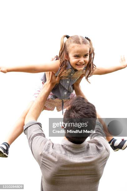 father throwing his daughter into air - dad throwing kid in air imagens e fotografias de stock