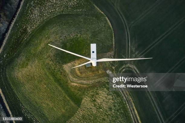 windturbines op gebied - luchtfoto stockfoto's en -beelden