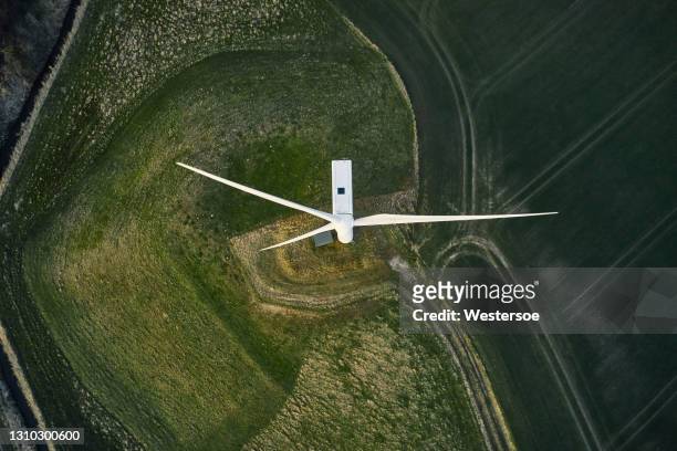 vindkraftverk på åker - drönare bildbanksfoton och bilder