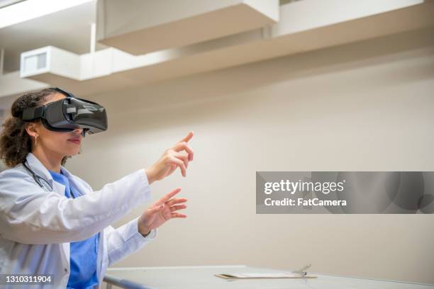 medical vr - mentoring virtual stock pictures, royalty-free photos & images