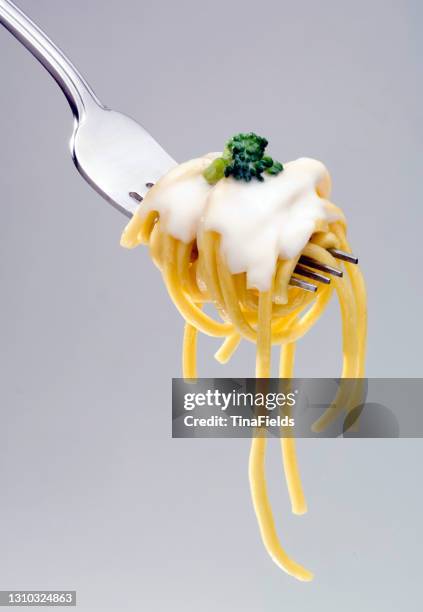 pâtes italiennes aux légumes. - sauce à base de crème photos et images de collection