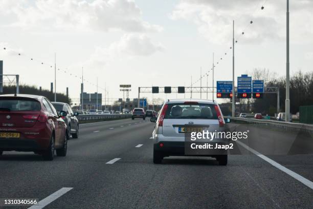 荷蘭福特2006嘉年華駕駛荷蘭高速公路a12在烏得勒支 - fiesta posterior 個照片及圖片檔