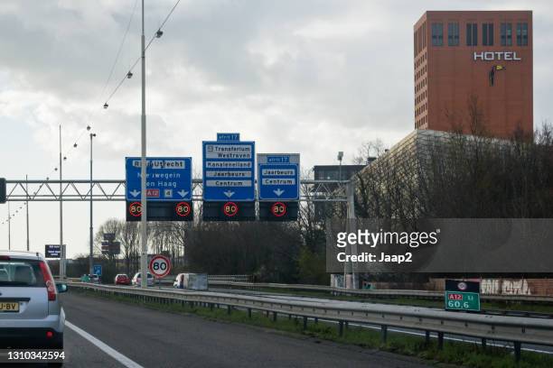 traffic at exit 17 on dutch highway a12 at utrecht towards the jaarbeurs - fiesta posterior stock pictures, royalty-free photos & images