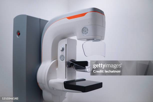 mammogramapparatuur in het ziekenhuis - mammogram stockfoto's en -beelden