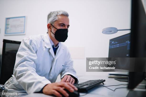 Doctor Radiologist Computer Radiologist Computer Photos and Premium High Res Pictures - Getty Images