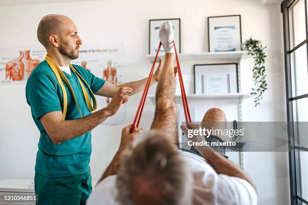 así de justo así - fisioterapia fotografías e imágenes de stock