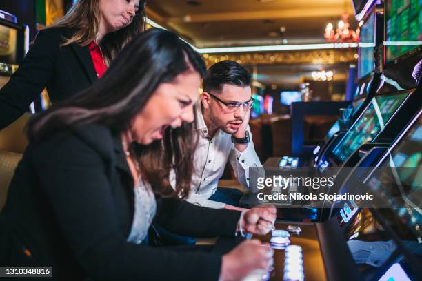 freunde, nervös verlieren geld im casino - public liability stock-fotos und bilder