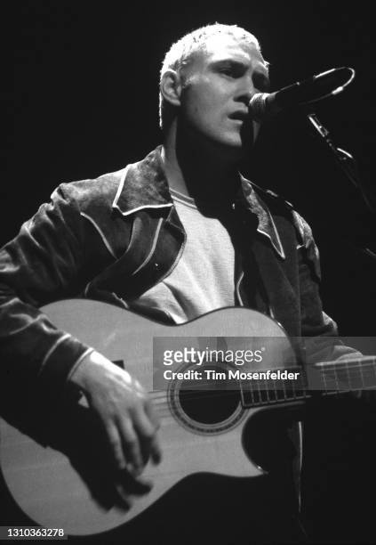 David Gray performs at Memorial Auditorium on November 30, 1994 in Palo Alto, California.