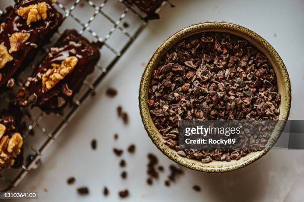 barras de proteína de chocolate vegano con cobertura de nueces - polvo de cacao fotografías e imágenes de stock